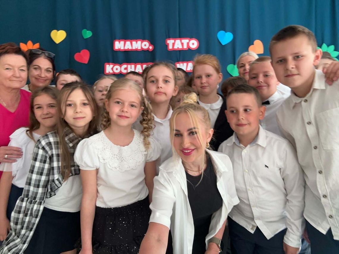 Uroczystość z okazji Dnia Mamy i Taty w Szkole Podstawowej im. Świętego Jana Pawła II w Modlimowie