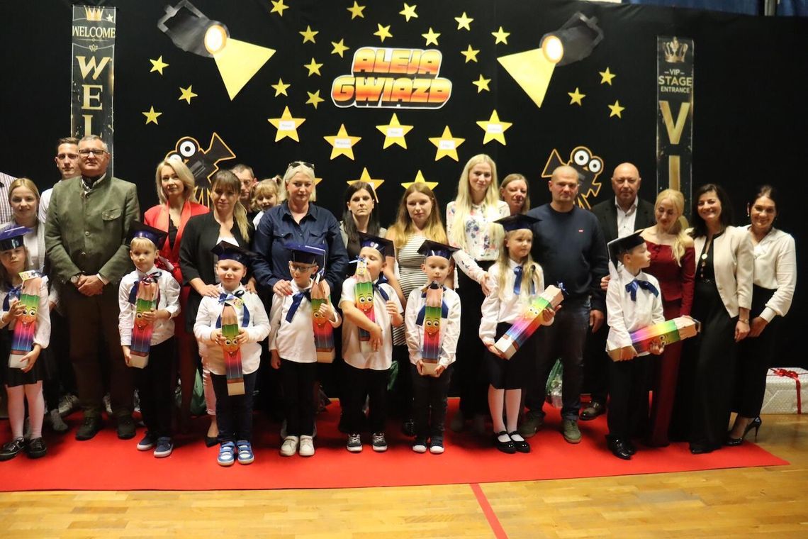 Uroczysty apel z okazji Dnia Edukacji Narodowej oraz ślubowanie uczniów klasy pierwszej w Szkole Podstawowej w Modlimowie