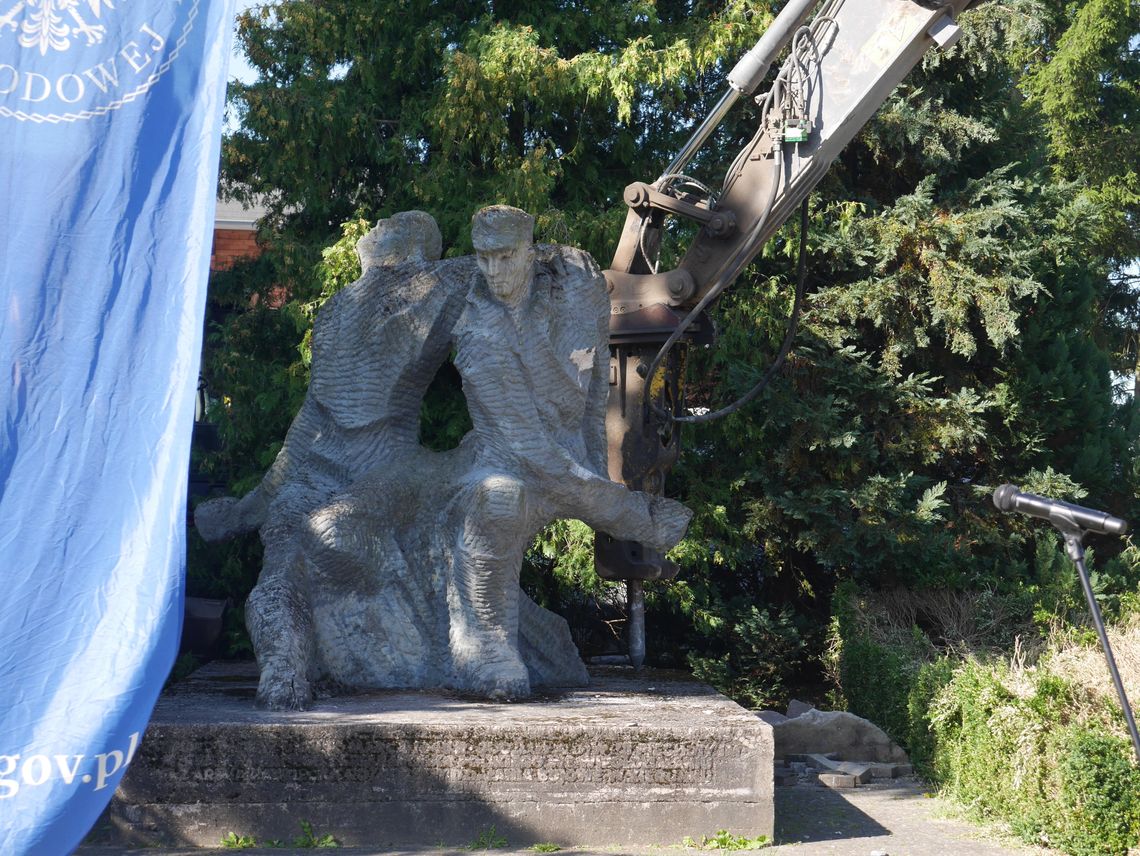 Usunięcie tak zwanego pomnika polsko-sowieckiego braterstwa broni.