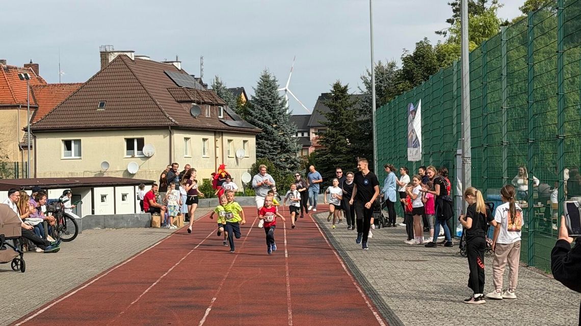 VIII sportowy poranek z RunGryfem. Dzieci i rodziny opanowały Orlik w Gryficach VIII sportowy poranek z RunGryfem. Dzieci i rodziny opanowały Orlik w Gryficach