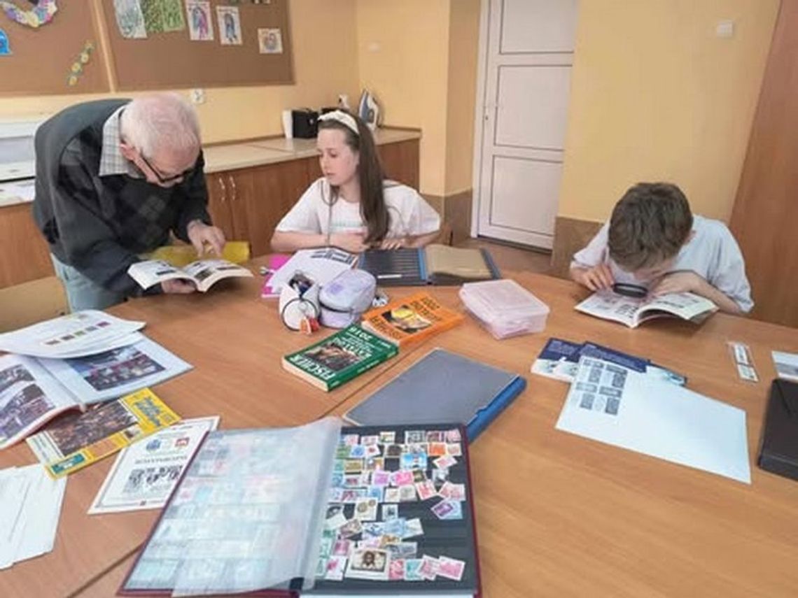 W Gryficach ,, trójka" filatelistyką stoi