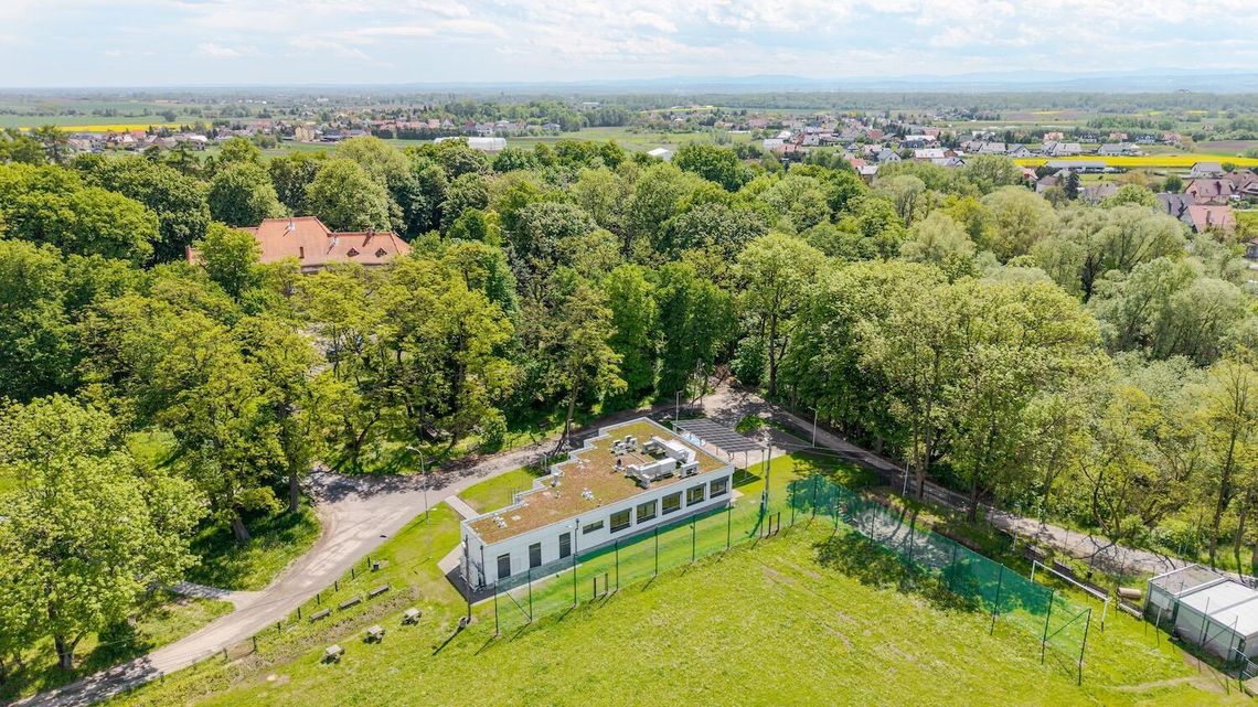 W Łuczanowicach powstał nowoczesny, ekologiczny ośrodek sportowo-rekreacyjny dla młodzieży i mieszkańców. Inwestycję Ekoinbud zrealizował w 8 miesięcy, w technologii modułowej, z zielonym dachem, fotowoltaiką i pompami ciepła W Łuczanowicach powstał nowoczesny, ekologiczny ośrodek sportowo-rekreacyjny dla młodzieży i mieszkańców. Inwestycję Ekoinbud zrealizował w 8 miesięcy, w technologii modułowej, z zielonym dachem, fotowoltaiką i pompami ciepła