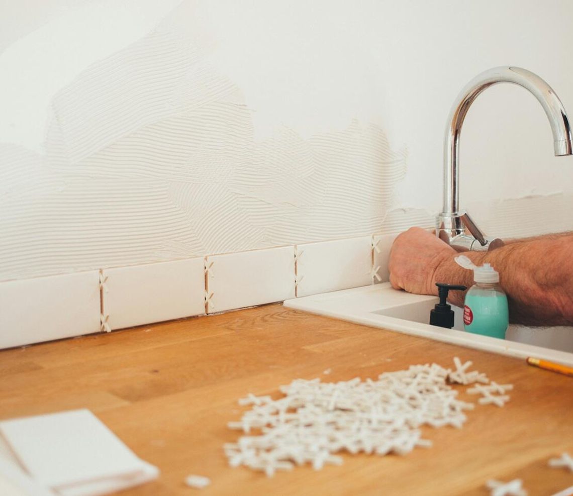 Wakacyjny remont? Unikaj tych błędów przy wymianie kuchni