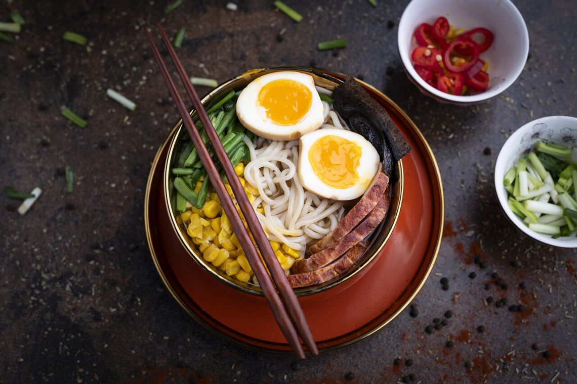 Wariacja na temat azjatyckiej zupy – ramen z jajem