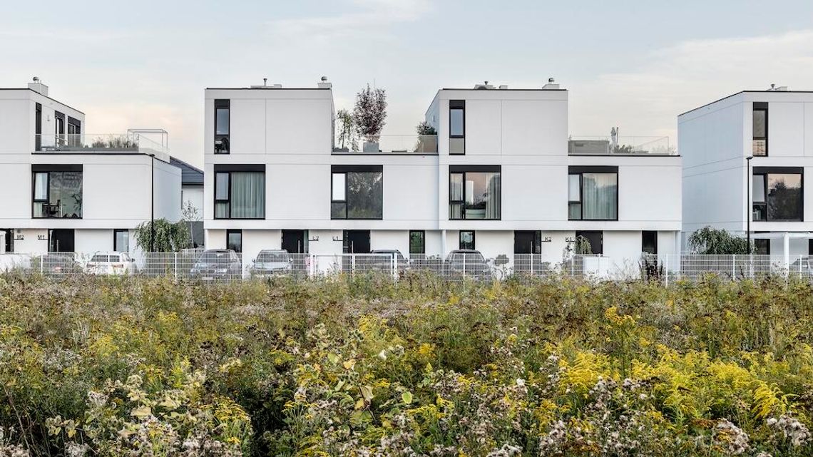 Warszawskie osiedle Brzozowy Las: architektura zanurzona w zieleni Wawra