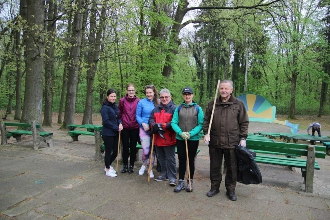 Wędkarze z Płotów sprzątają Regę