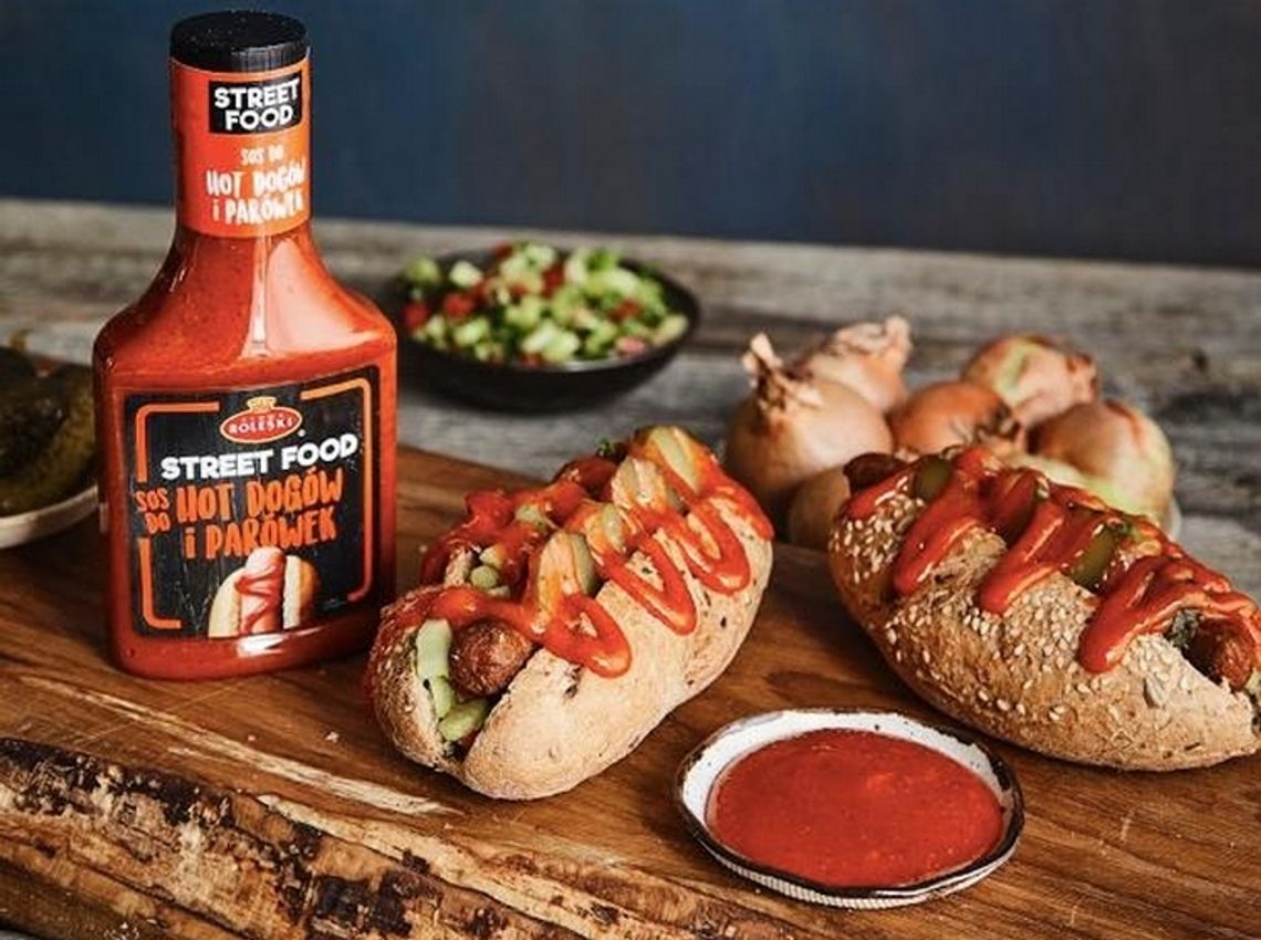 Wegańskie hot dogi z domowymi kiełbaskami „pepperoni”  i salsą z sera naciowego i papryki