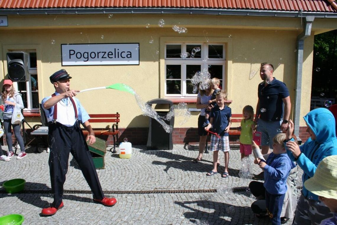 Wesoły Konduktor zaprasza dzieci na przejażdżki nadmorską kolejką.