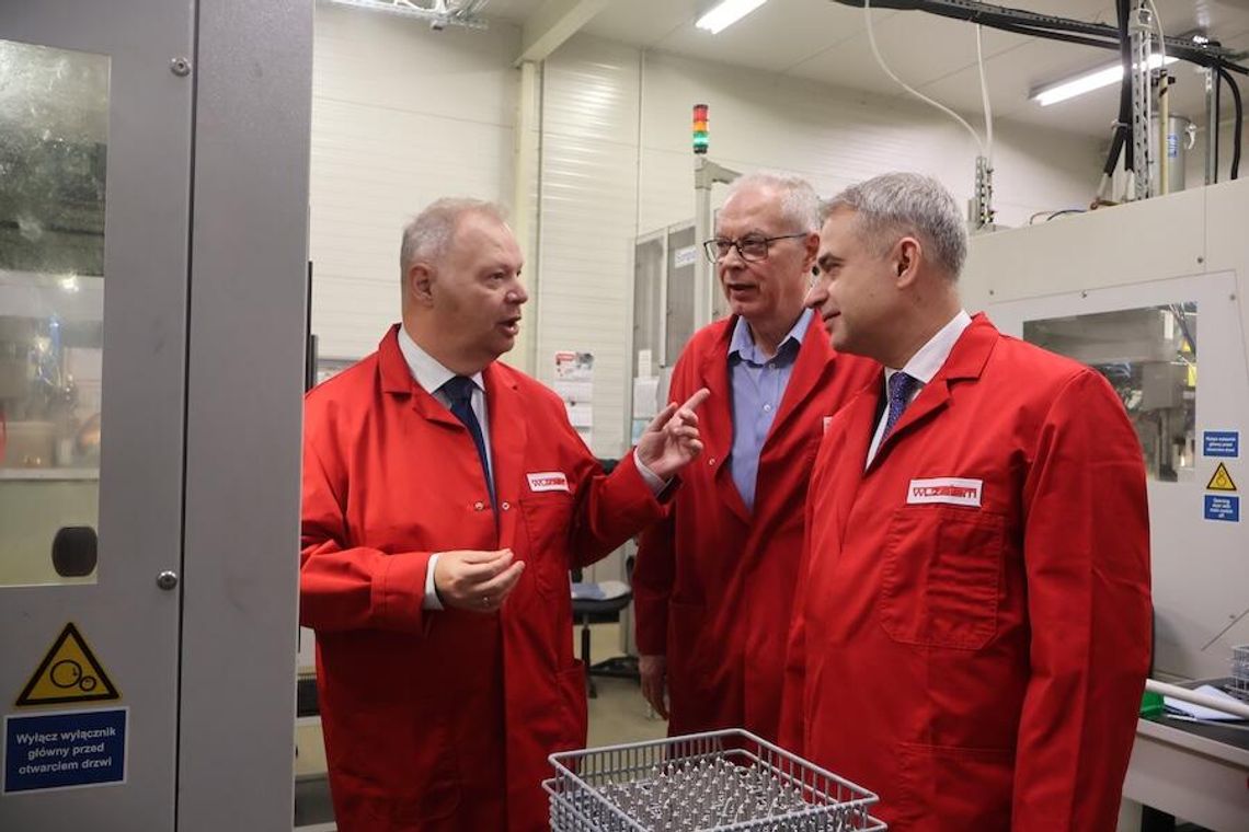 Wicepremier pod wrażeniem precyzji i zaangażowania. Tak pracownicy WUZETEM buduje solidną markę na polskim i zagranicznym rynku