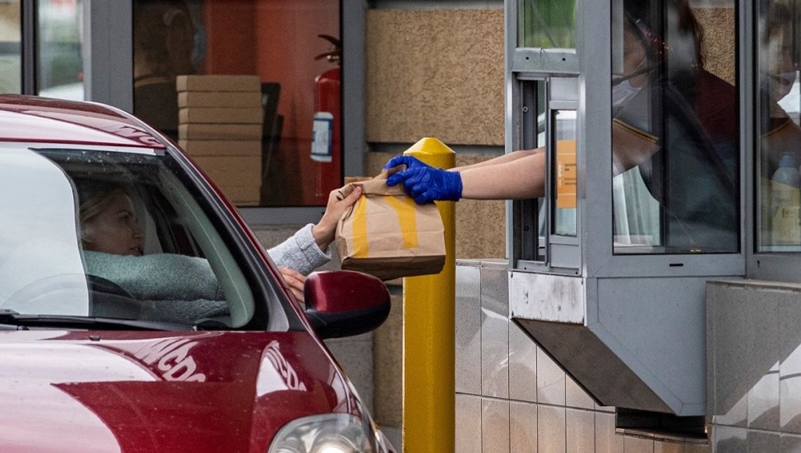 Większość fast foodów ze spadkiem liczby wizyt.  Eksperci: Widać zmianę nawyków konsumenckich