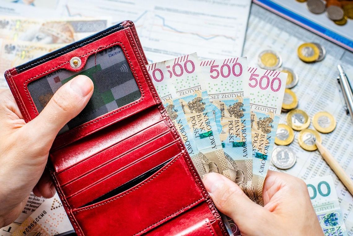Większość Polaków uważa, że w prezencie na I komunię św. wypada dać w kopercie od 200 do 600 zł Większość Polaków uważa, że w prezencie na I komunię św. wypada dać w kopercie od 200 do 600 zł