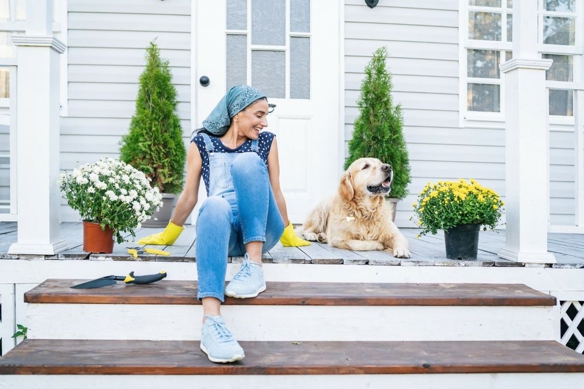 Wiosenne porządki na drewnianym tarasie
