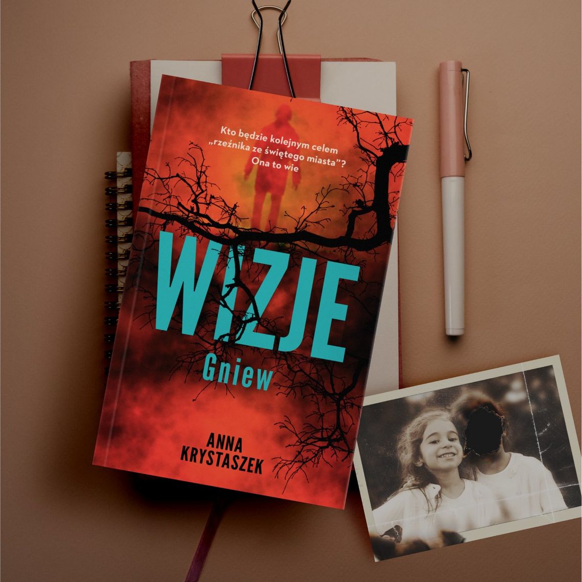„Wizje”, mroczny i pełen emocji thriller psychologiczny Anny Krystaszek – już w księgarniach
