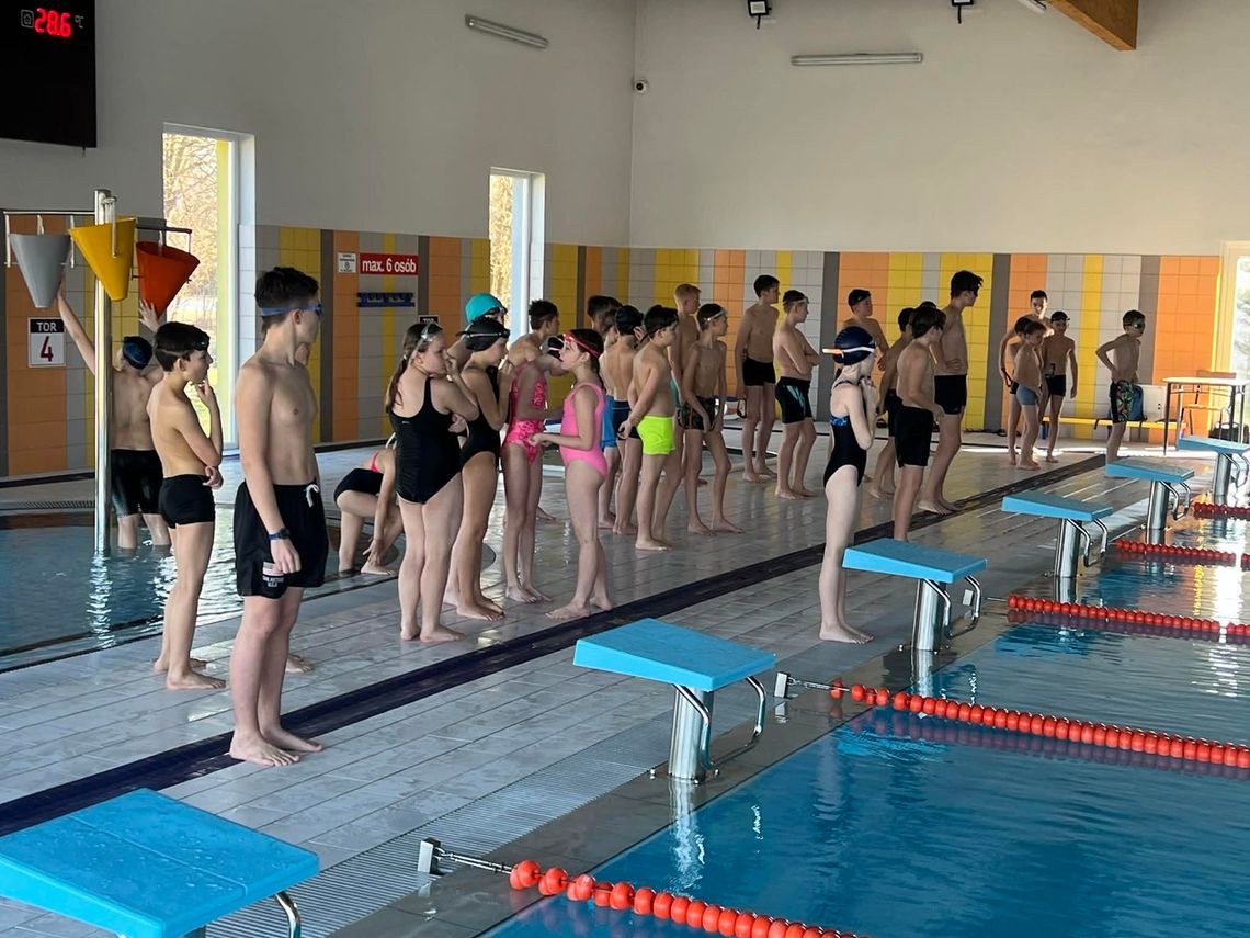 Wojewódzkie Igrzyska Dzieci w Gryficach – emocjonujące sztafety pływackie Wojewódzkie Igrzyska Dzieci w Gryficach – emocjonujące sztafety pływackie