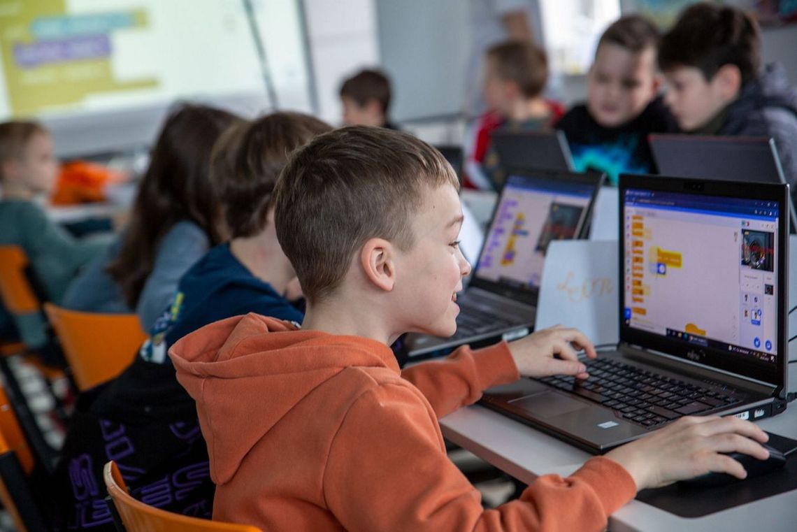 Wrzesień pod znakiem programowania i bezpieczeństwa w sieci, dzięki warsztatom dla dzieci i młodzieży "Koduj z Gigantami: Cyberbezpieczeństwo"