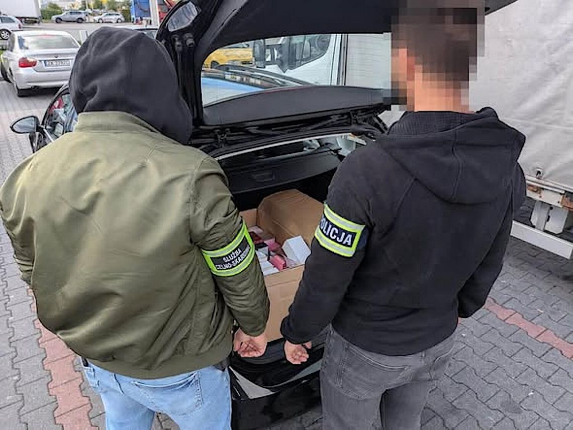 Wspólna akcja zachodniopomorskiej KAS i Policji w Goleniowie: Podrobione perfumy, narkotyki i jazda na zakazie Wspólna akcja zachodniopomorskiej KAS i Policji w Goleniowie: Podrobione perfumy, narkotyki i jazda na zakazie