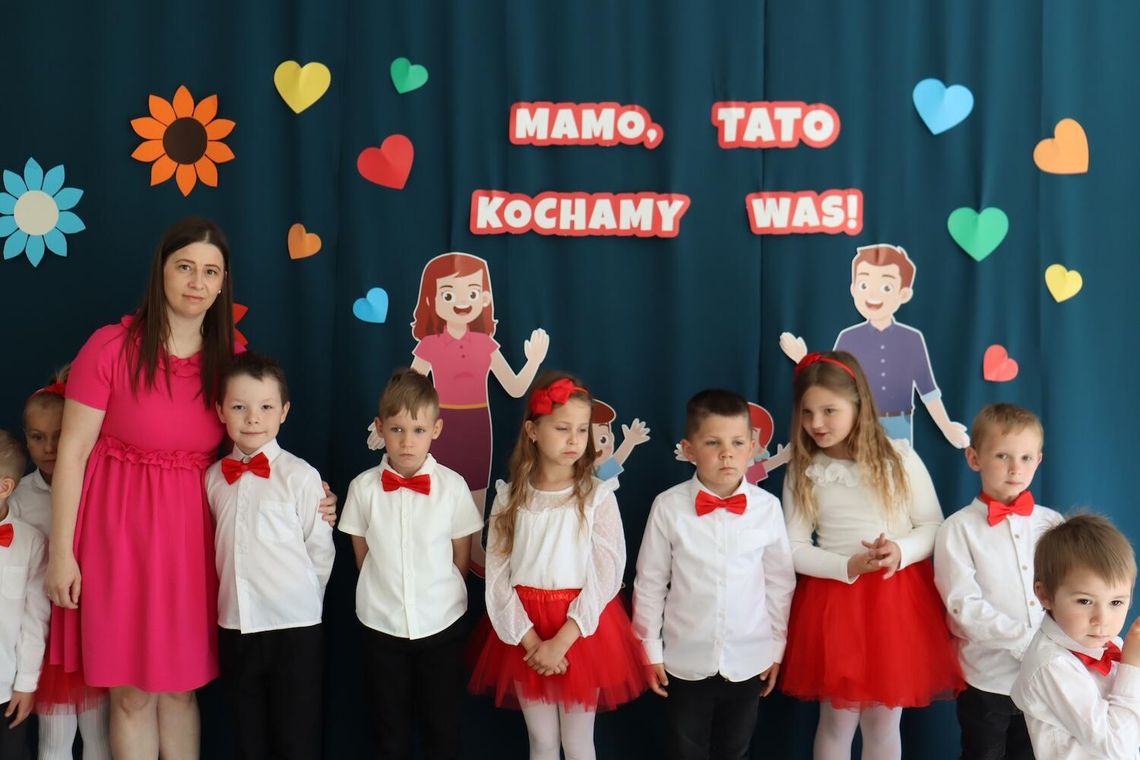 Wzruszająca uroczystość w Modlimowie. Dzieci świętowały Dzień Mamy i Taty oraz zostały pasowane na przedszkolaków