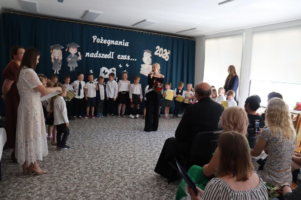 Wzruszające pożegnanie sześciolatków w przedszkolu SP w Modlimowie. Dyplomy, występy i podziękowania rodziców