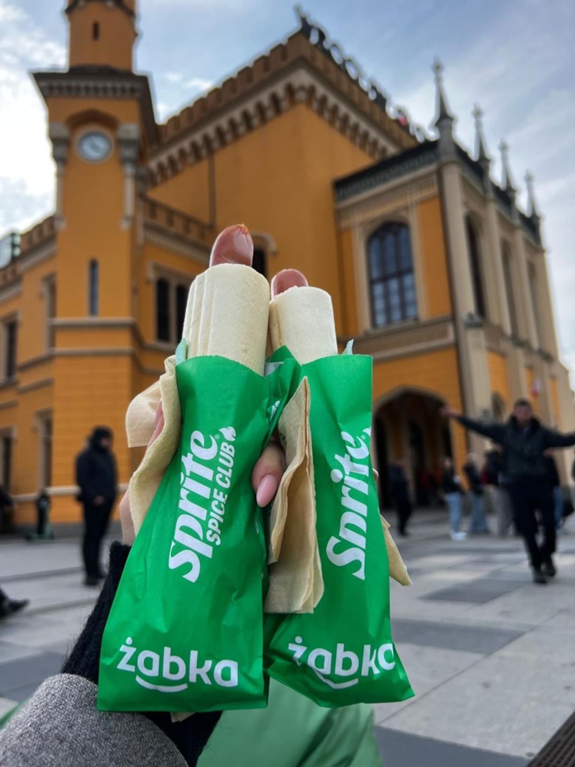 Żabka i Sprite łączą siły! Limitowany sos do hot dogów już w sklepach
