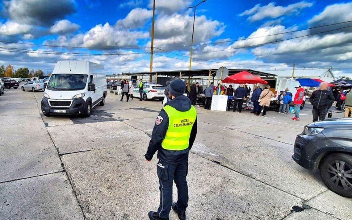 Zachodniopomorska KAS zabezpieczyła podrabianą odzież na Giełdzie w Przecławiu
