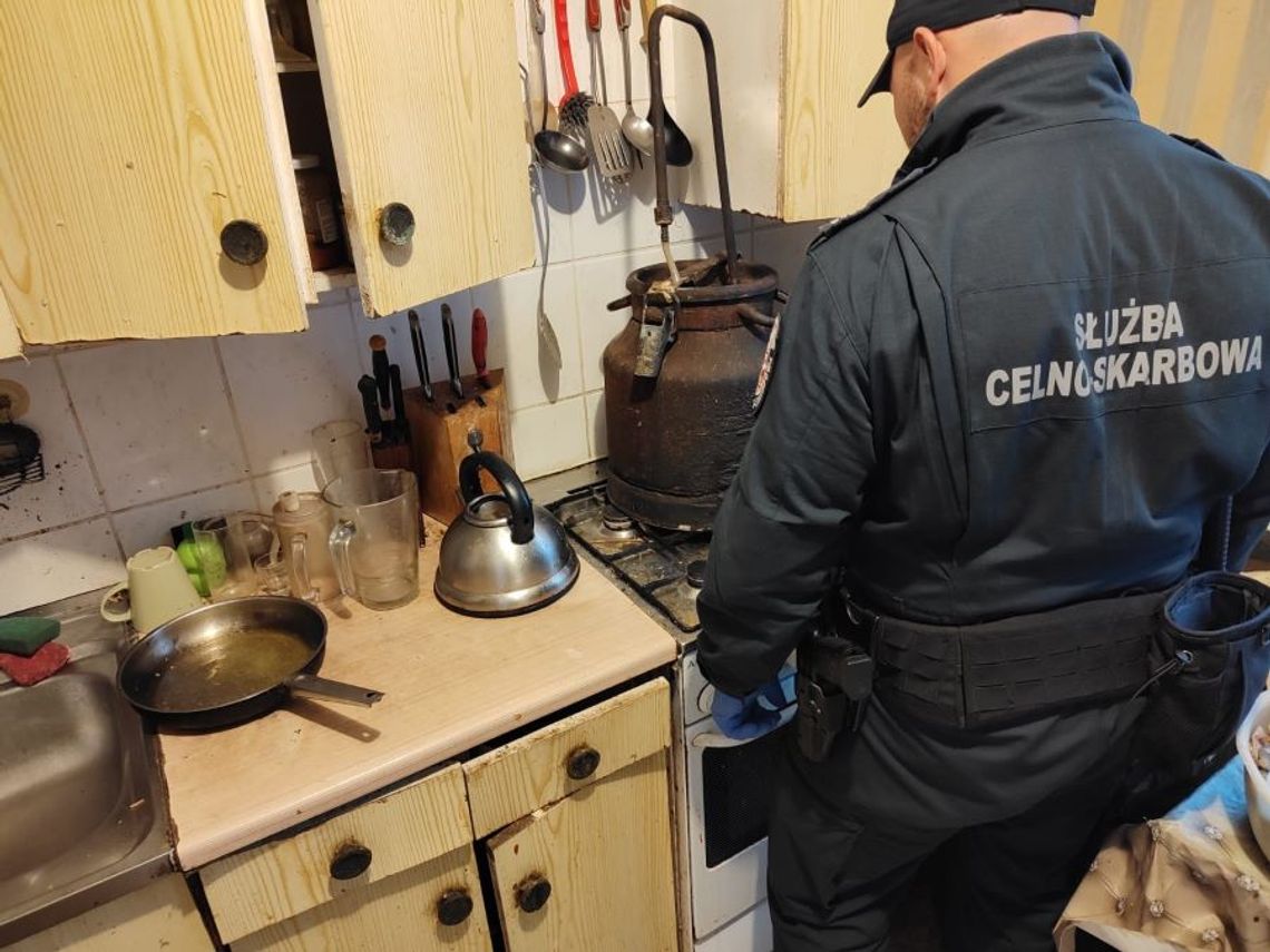 Zachodniopomorska KAS zlikwidowała nielegalną bimbrownię w Kołobrzegu Zachodniopomorska KAS zlikwidowała nielegalną bimbrownię w Kołobrzegu