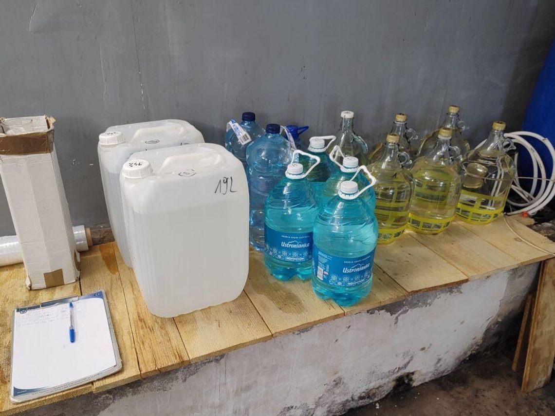 Zachodniopomorska KAS zlikwidowała nielegalną bimbrownię w powiecie drawskim. Ponad 330 l nielegalnego alkoholu