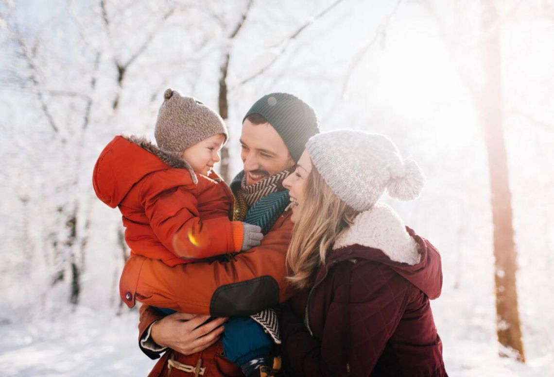 Zimą coraz częściej sięgamy po rozgrzewające dania – jak je przygotować szybko, smacznie i bez przepłacania