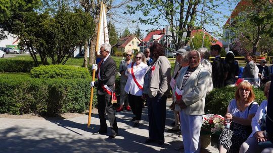 Gryfice uczciły Konstytucję 3 Maja. Był przemarsz, występy i wspólny polonez Gryfice uczciły Konstytucję 3 Maja. Był przemarsz, występy i wspólny polonez